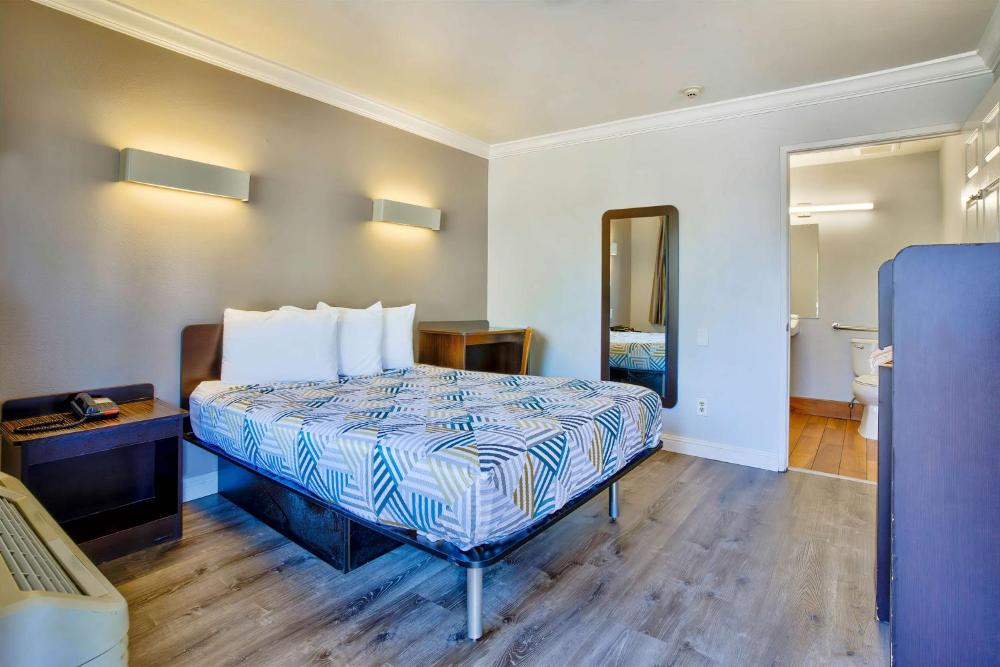 Queen Room - Disability Access - Non-Smoking interior