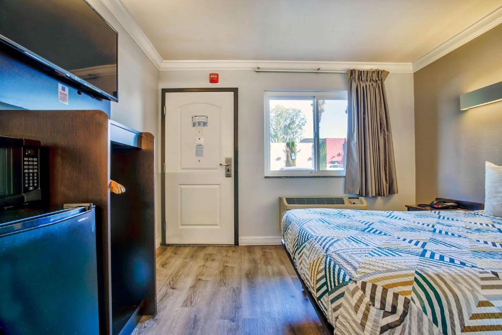 King Room with Roll-in Shower - Disability Access - Non-Smoking interior