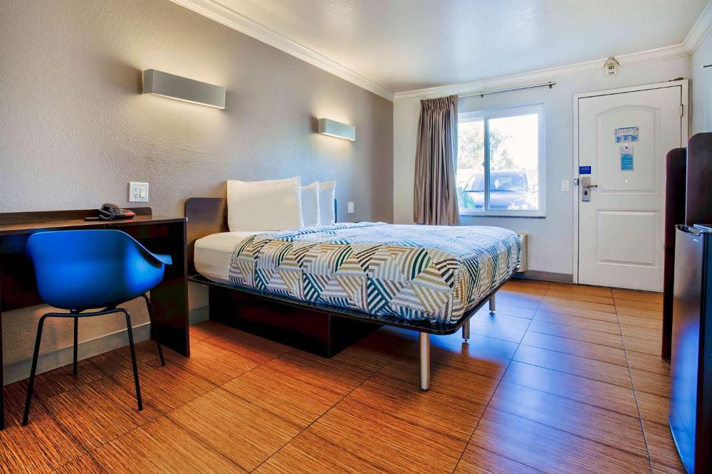 King Room - Non-Smoking interior